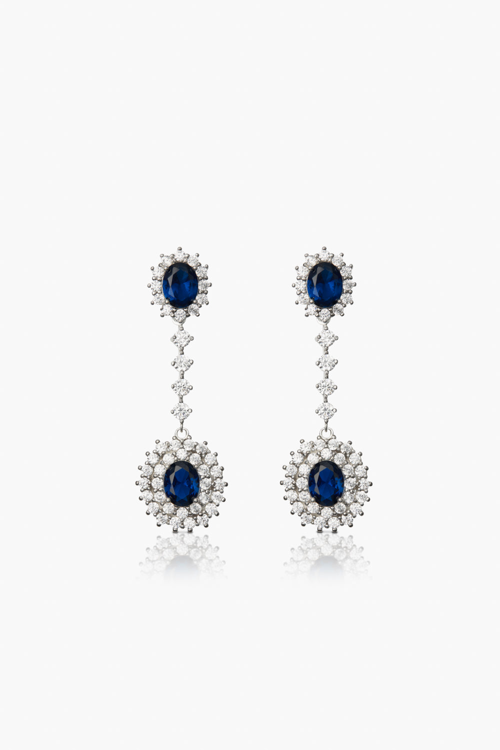 Pendientes Griffith Plata de novia largos con zafiros azules sobre fondo blanco.