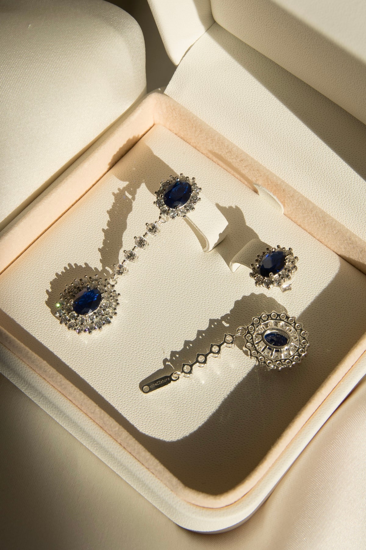 Pendientes Griffith Plata de novia desmontables con zafiros en caja de joyería.