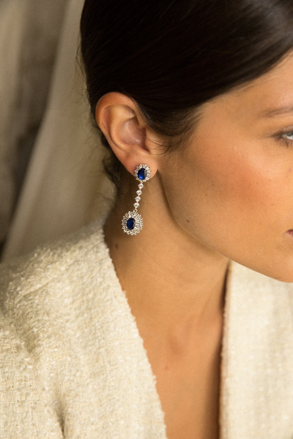Primer plano de pendientes Griffith Plata de novia con zafiros azules.