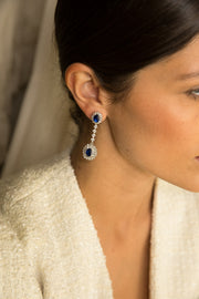 Primer plano de pendientes Griffith Plata de novia con zafiros azules.