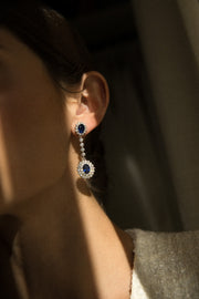 Primer plano de pendientes Griffith Plata de novia largos con zafiros azules.