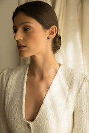 Modelo con pendientes Griffith Plata de novia en versión botón con zafiro.