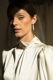 Pendientes Capitol Plata para novia largos desmontables de estilo Art Déco con circonitas en plata SPREZZATURA puestos en modelo
