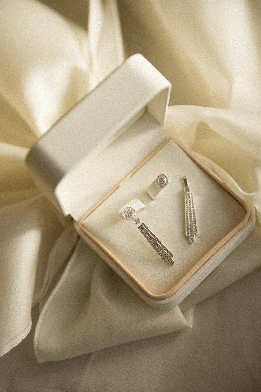 Pendientes Capitol Plata para novia desmontables con caída Art Déco de circonitas en plata, detalle pendiente desmontado SPREZZATURA