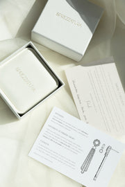 Packaging de joyería SPREZZATURA con caja y tarjeta de cuidados.