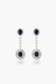 Pendientes Griffith Plata de novia largos con zafiros azules sobre fondo blanco.