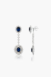 Primer plano de pendientes Griffith Plata de novia con zafiros azules.