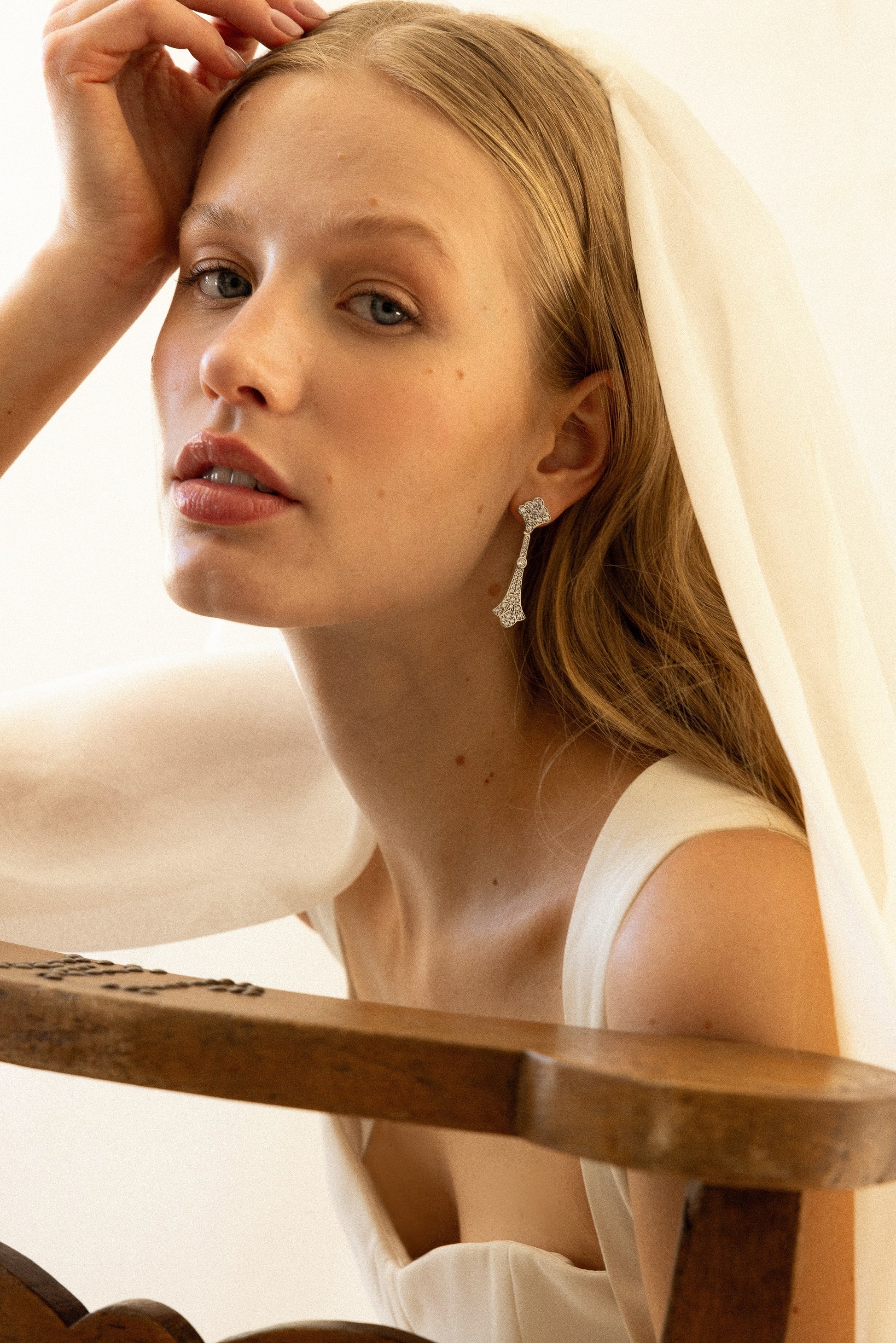 Pendientes de novia largos en plata estilo art déco elegancia nupcial inspiración París SPREZZATURA