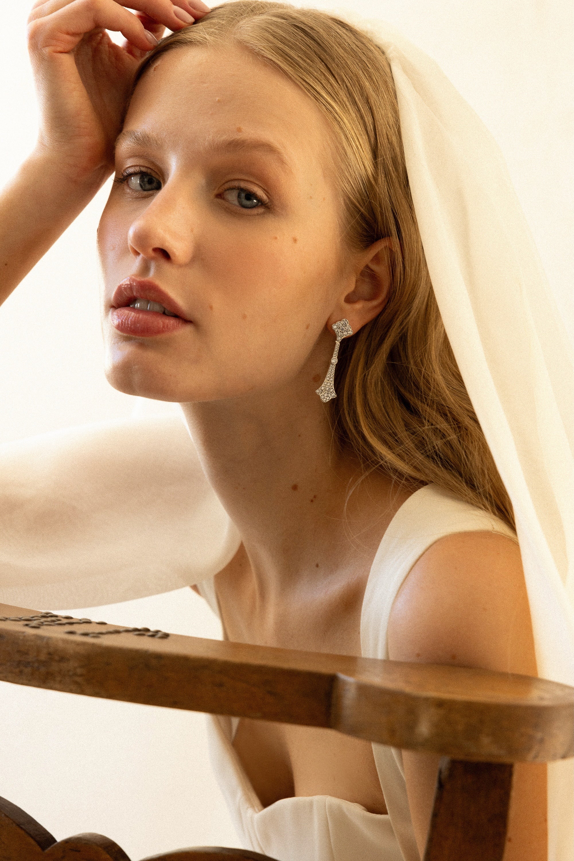 Pendientes de novia largos en plata estilo art déco elegancia nupcial inspiración París SPREZZATURA