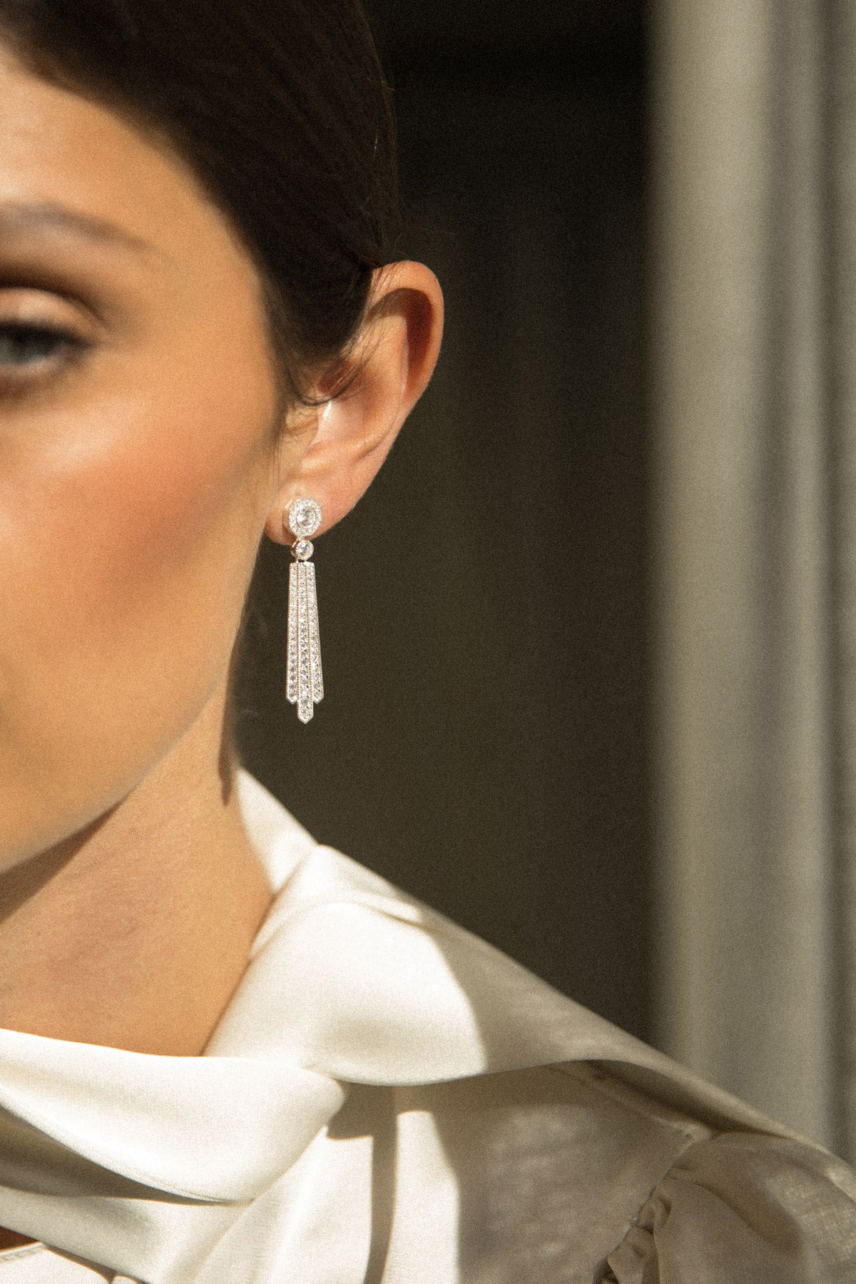 Pendientes Capitol Plata para novia largos en plata con diseño Art Déco y caída geométrica de circonitas SPREZZATURA