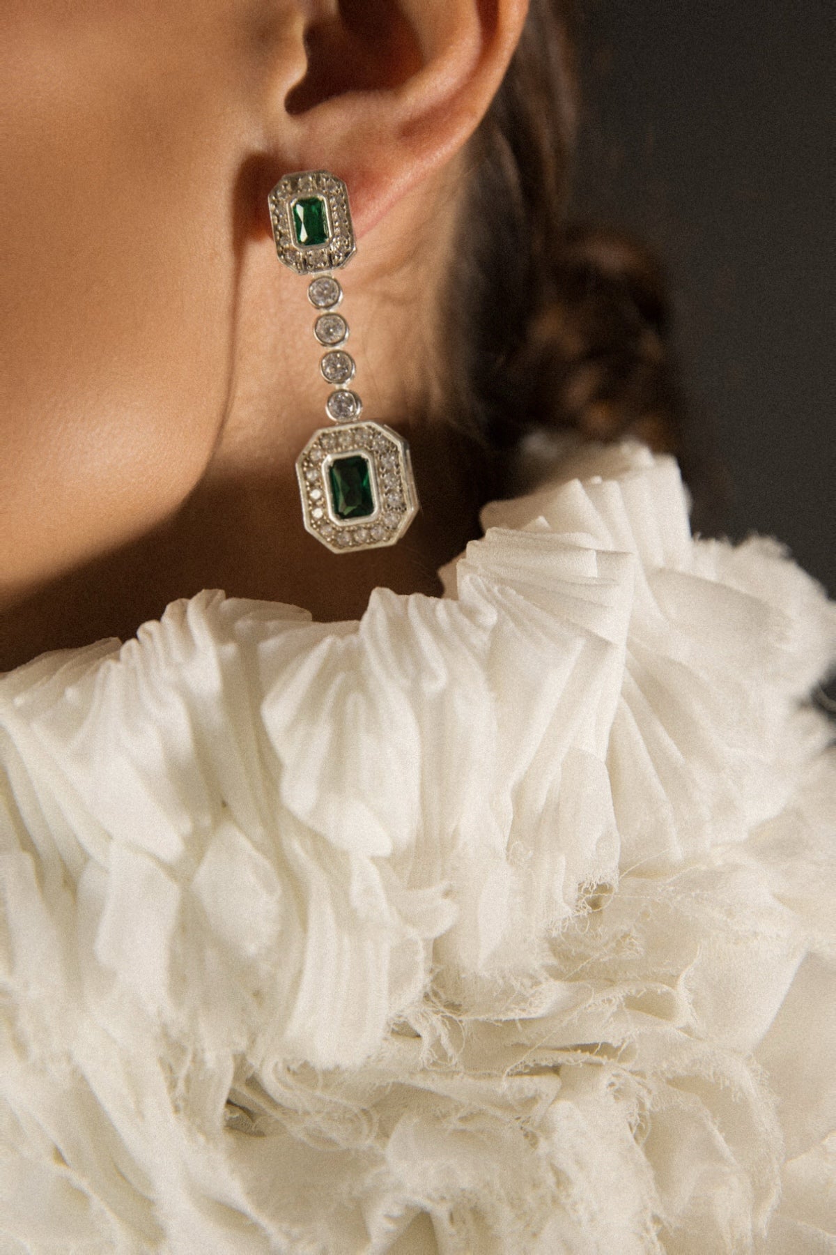 Pendiente Carrión Esmeralda para novia con esmeralda verde y circonitas en plata, estilo Art Déco, en modelo