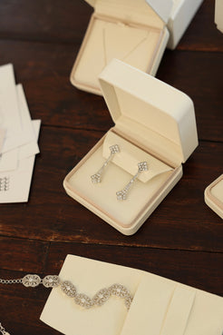 Pendientes de novia largos en plata estilo art déco en packaging de joyería inspiración París SPREZZATURA