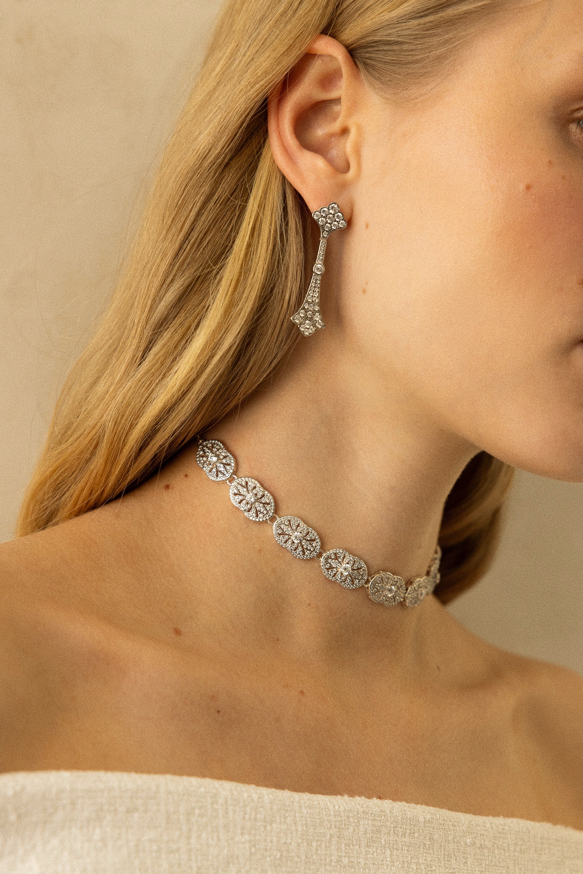 Choker de novia en plata estilo art déco con pendientes largos elegancia nupcial inspiración París SPREZZATURA