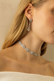 Choker de novia en plata estilo art déco con pendientes largos elegancia nupcial inspiración París SPREZZATURA