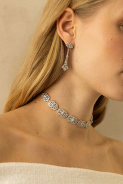 Choker de novia en plata estilo art déco con pendientes largos elegancia nupcial inspiración París SPREZZATURA