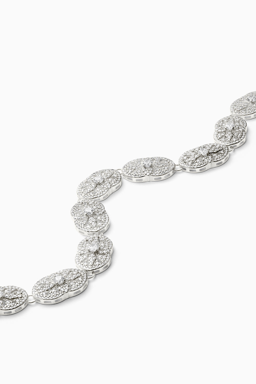 Detalle choker Vendôme para novia con diseño geométrico Art Decó y pavé de circonitas blancas en plata SPREZZATURA