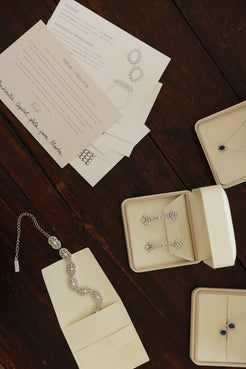 Choker de novia en plata estilo art déco en packaging de joyería inspiración París SPREZZATURA