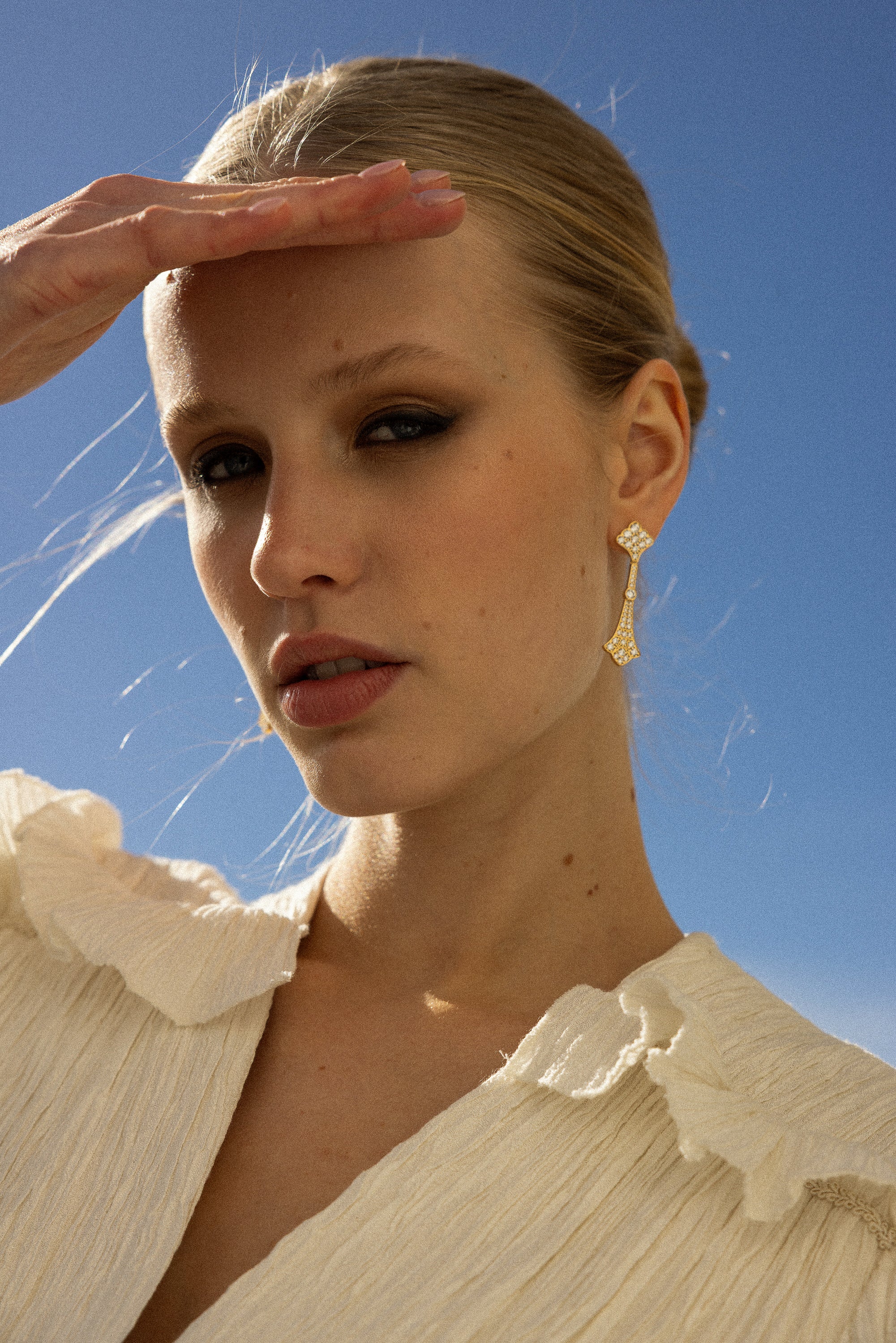 Pendientes La Dame Oro dorados largos con silueta geométrica y circonitas brillantes, joyas de novia estilo vintage SPREZZATURA