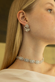 detalle pendientes de novia Marais con circonitas estilo Art Déco SPREZZATURA