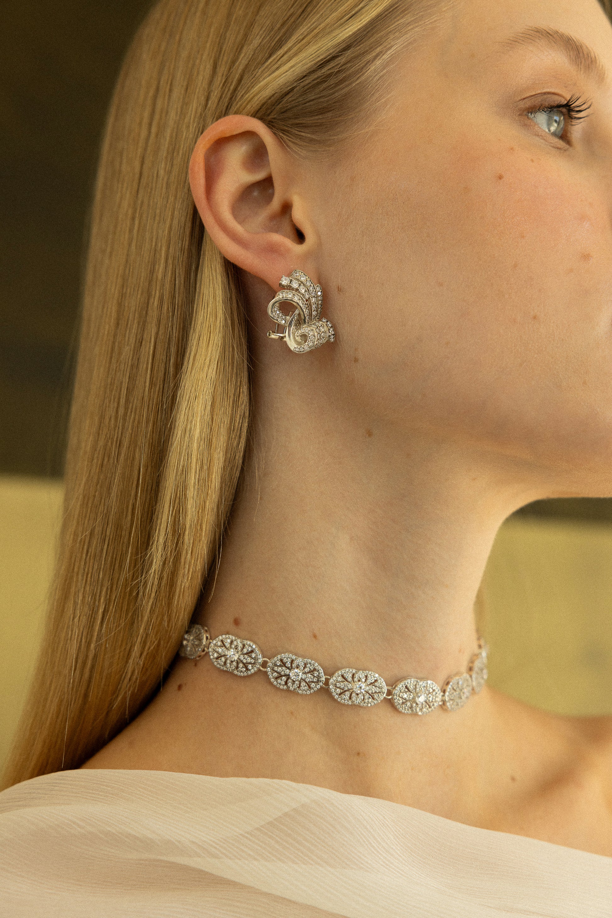 detalle pendientes de novia Marais con circonitas estilo Art Déco SPREZZATURA