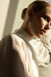 pendientes novia Marais estilo Art Déco en retrato de novia SPREZZATURA