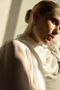 pendientes novia Marais estilo Art Déco en retrato de novia SPREZZATURA