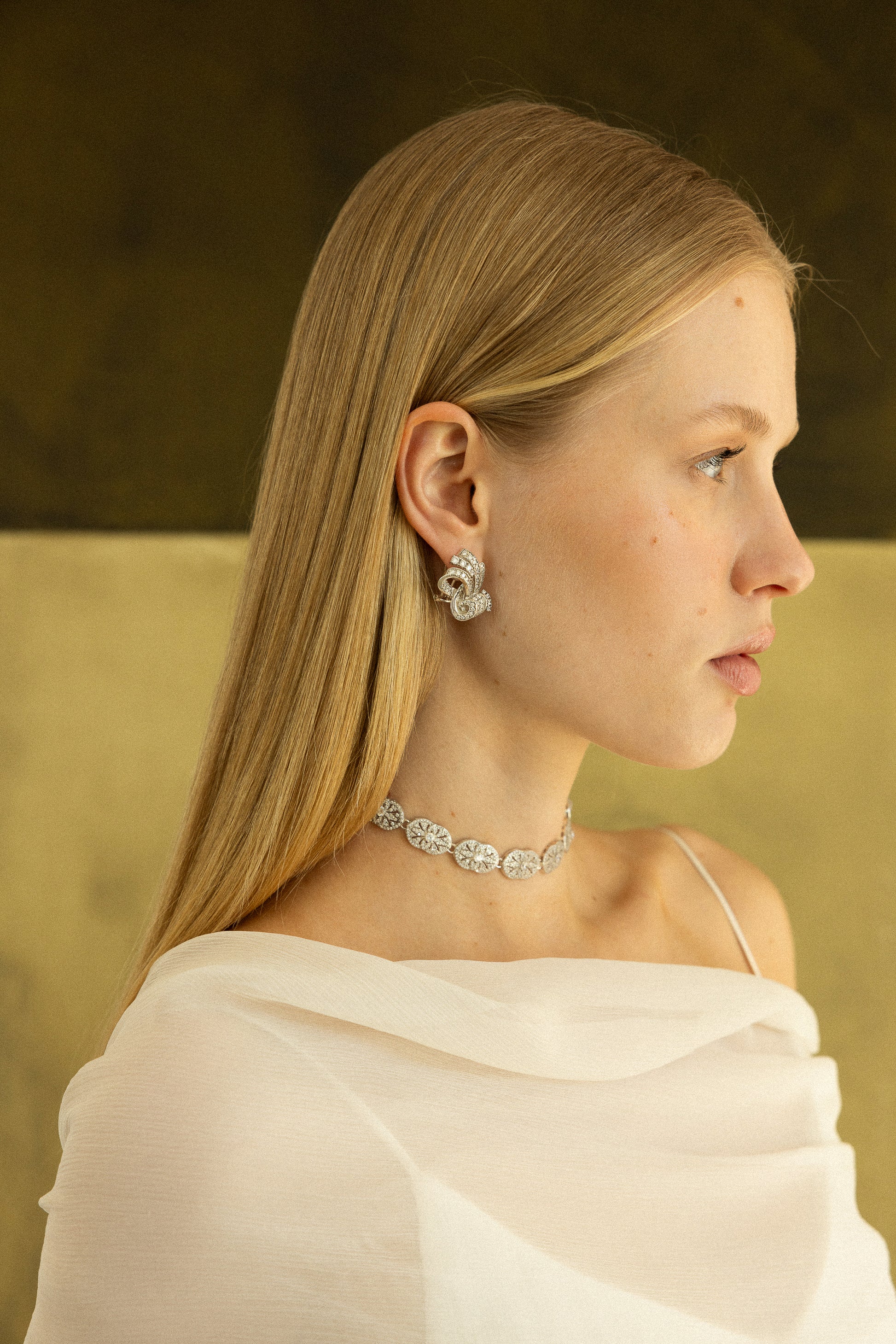 pendientes de novia Marais tipo botón estilo Art Déco en perfil SPREZZATURA
