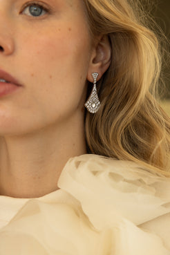 Pendientes de novia Rivoli plata con circonitas engastadas detalle lateral en oreja diseño Art Déco joyas de novia SPREZZATURA