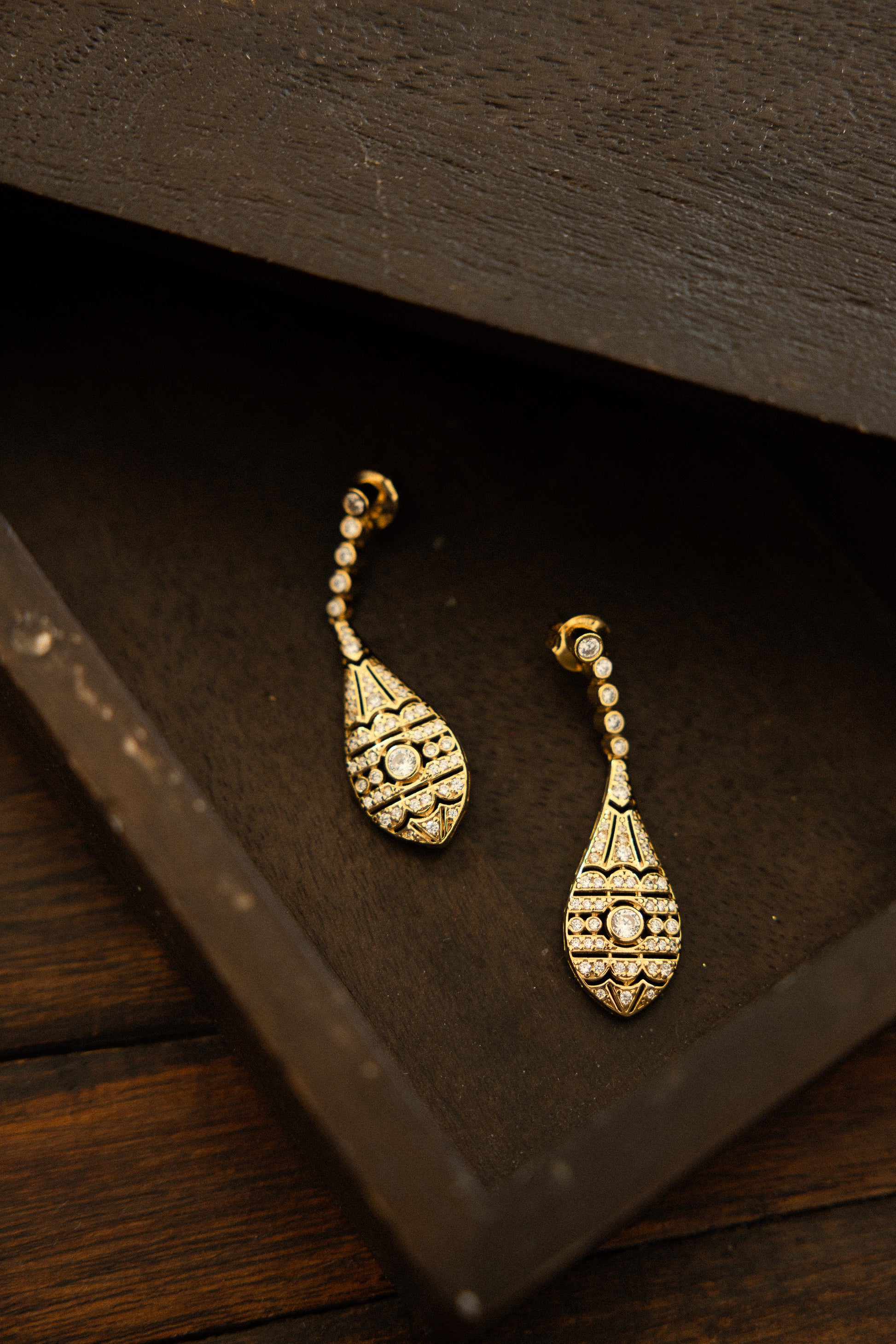 Pendientes de novia Seine Oro largos estilo Art Decó en color dorado con circonitas engastadas y diseño en forma de lágrima, joyas de novia SPREZZATURA