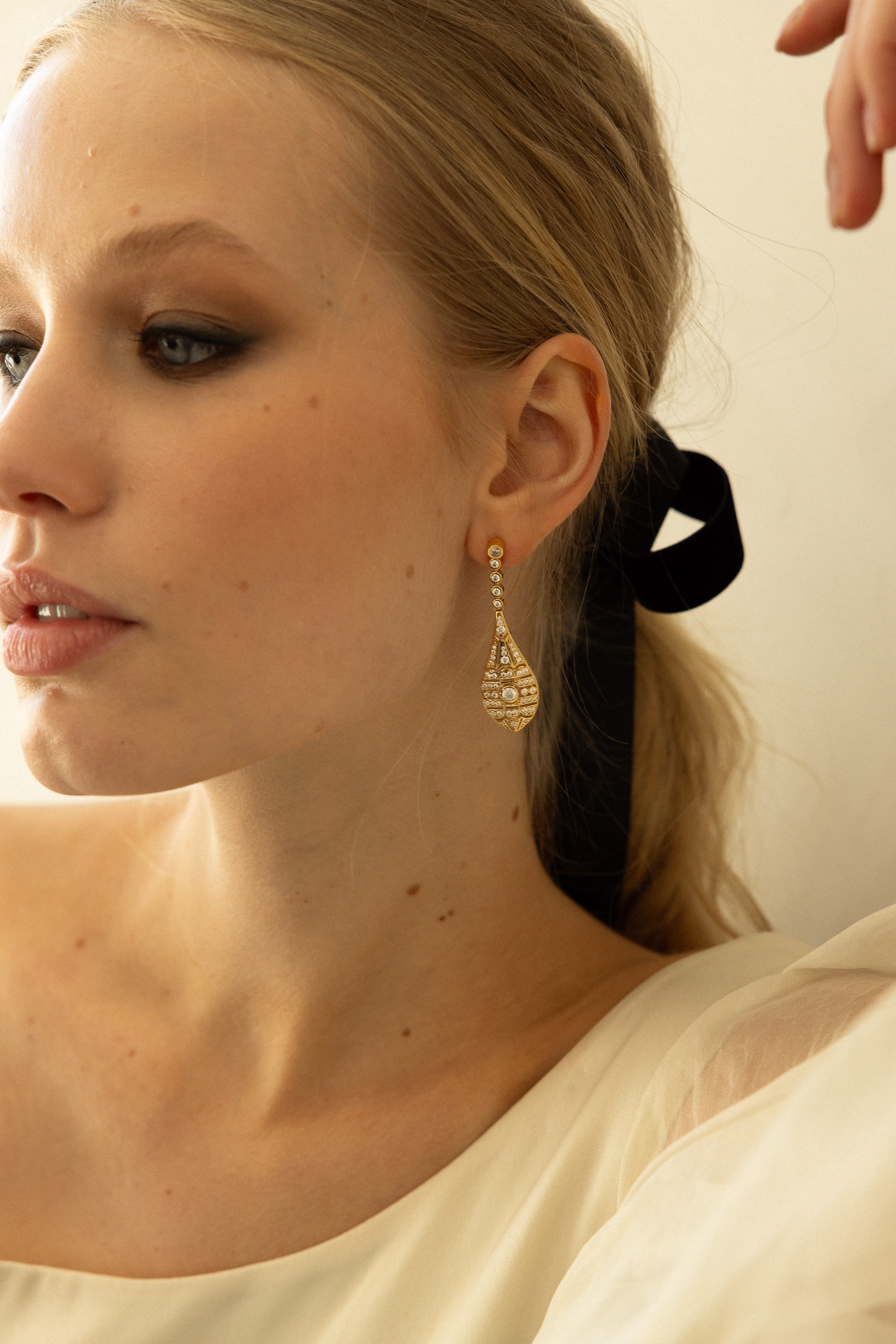 Pendientes largos de novia Seine Oro dorados con circonitas engastadas y motivo central geométrico, joyas de novia SPREZZATURA