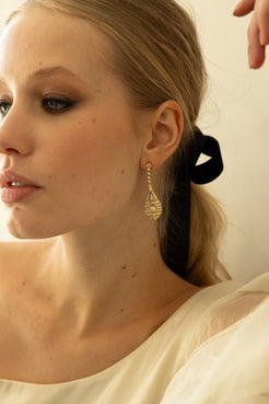 Pendientes largos de novia Seine Oro dorados con circonitas engastadas y motivo central geométrico, joyas de novia SPREZZATURA