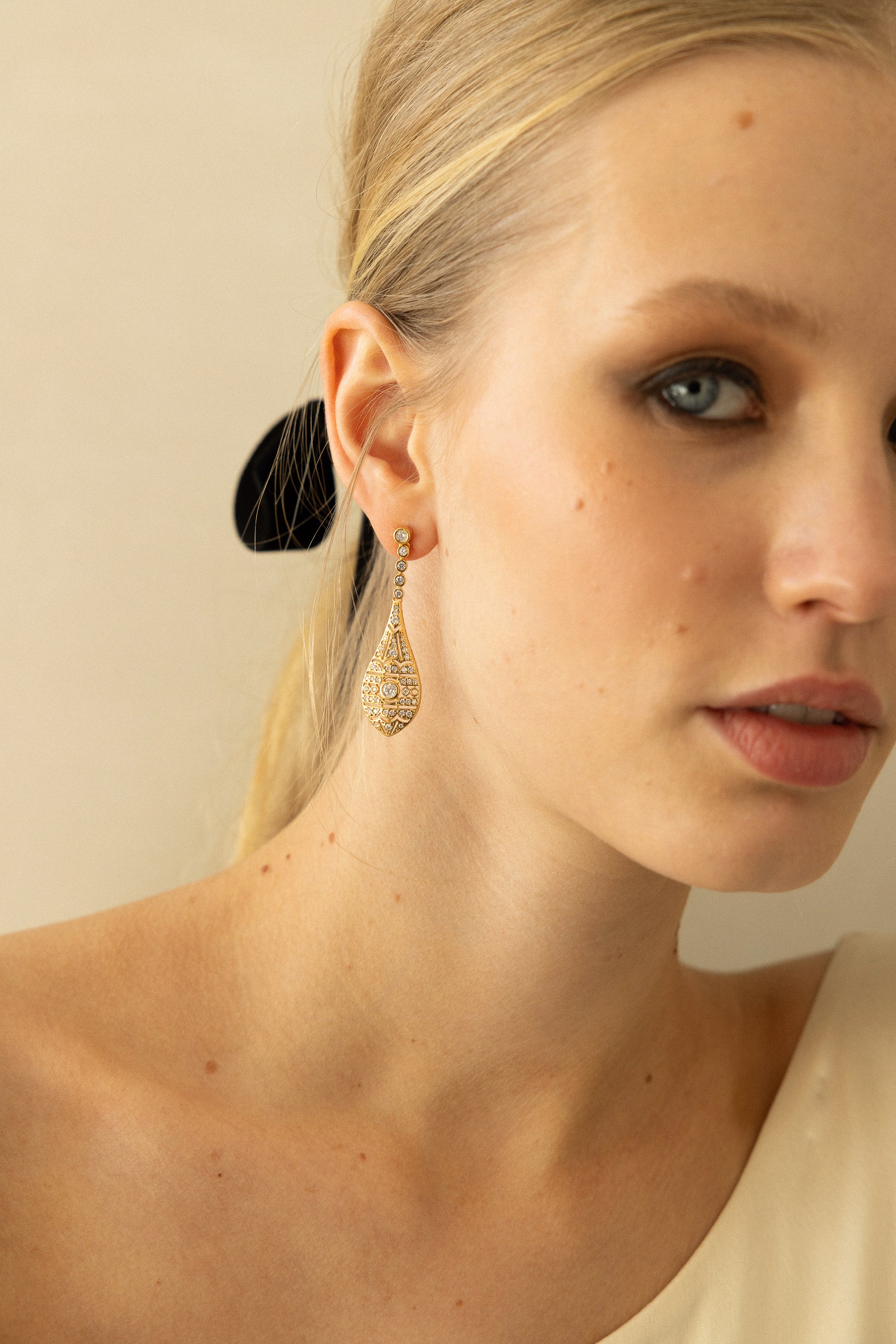 Pendientes de novia Seine Oro largos dorados con circonitas engastadas en diseño lágrima estilo Art Decó, joyas de novia SPREZZATURA