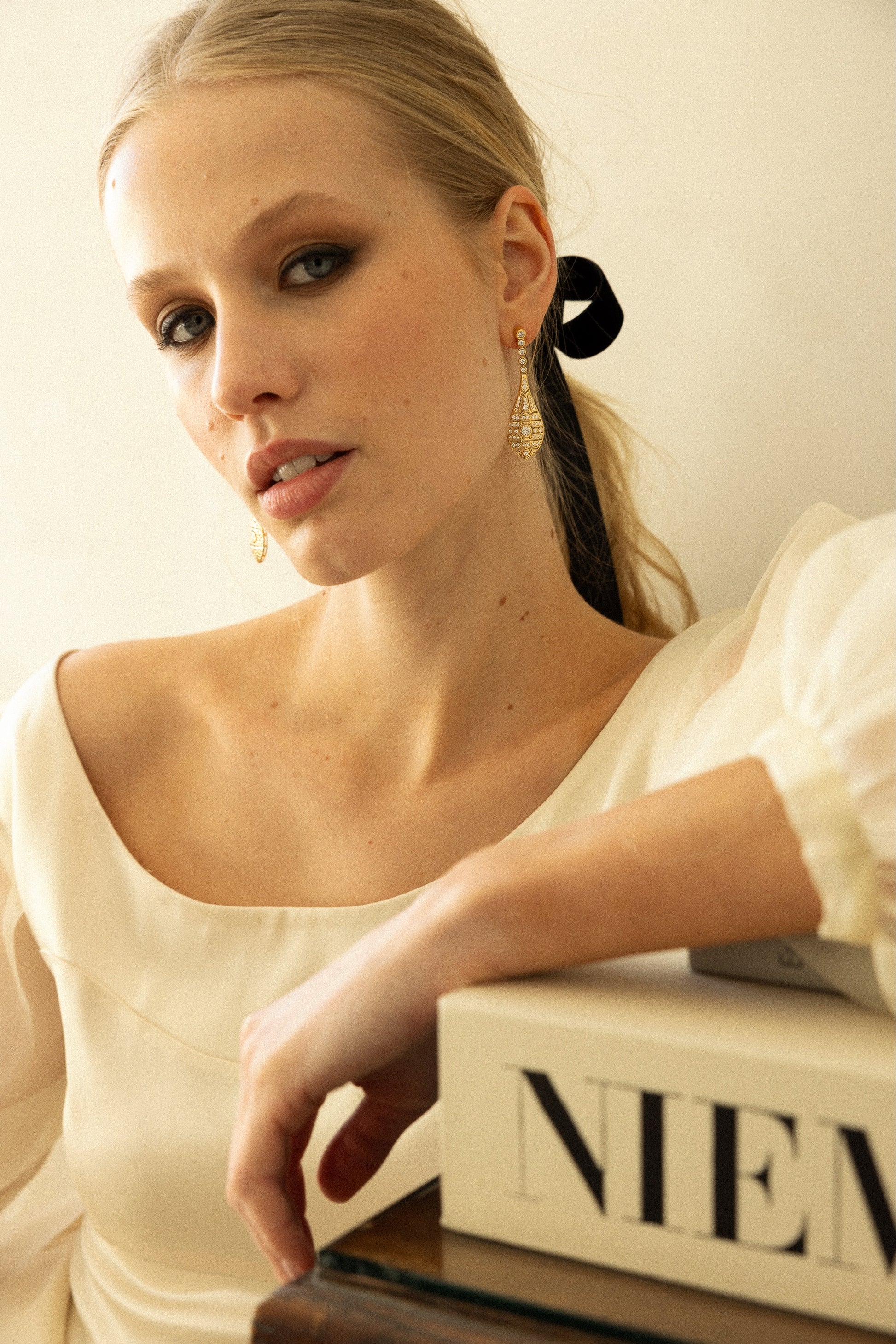 Pendientes de novia Seine Oro dorados largos con diseño geométrico Art Decó y circonitas brillantes, joyas de novia SPREZZATURA