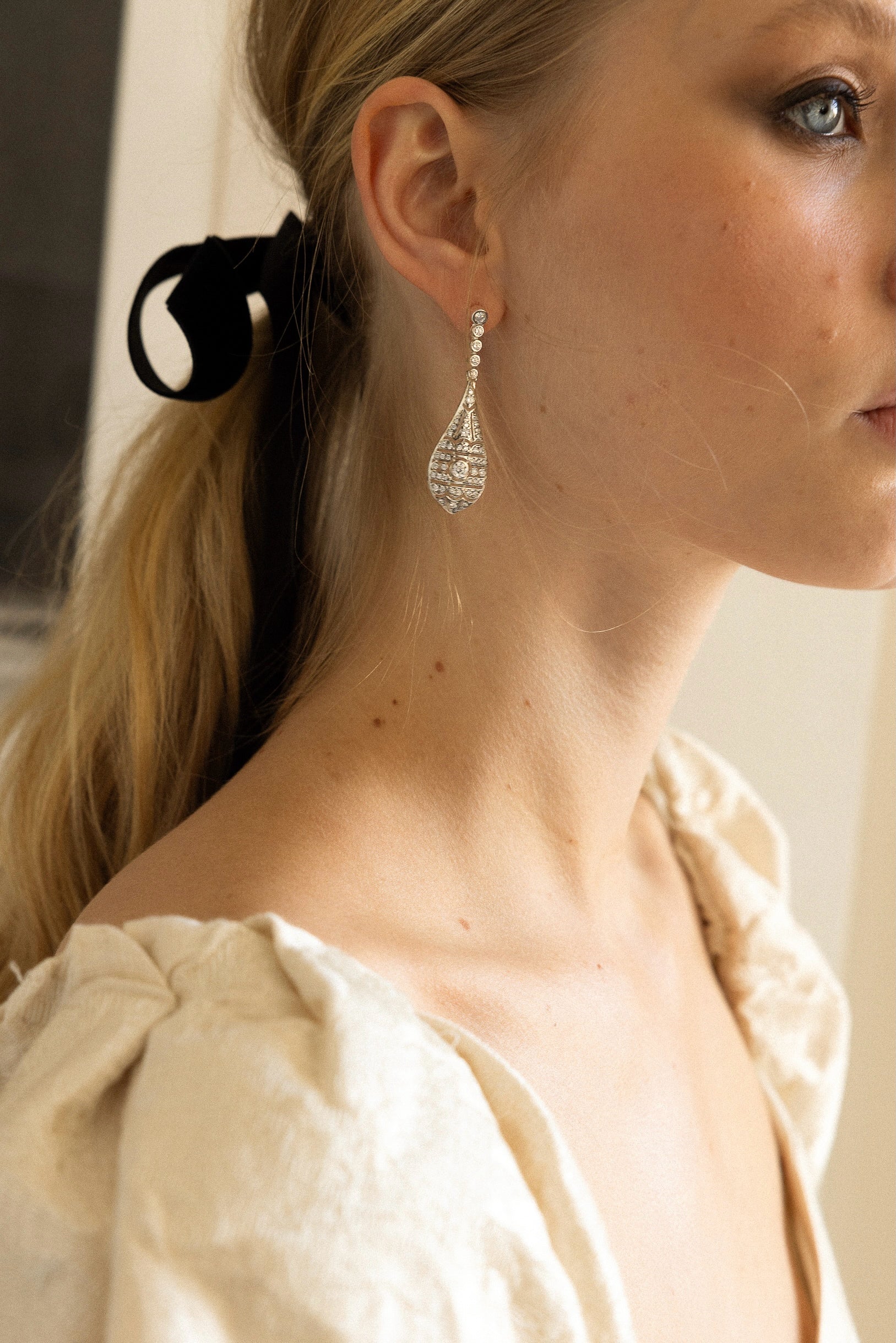 Pendientes largos de novia Seine Plata plateados con circonitas engastadas y motivo central geométrico Art Decó, joyas de novia SPREZZATURA