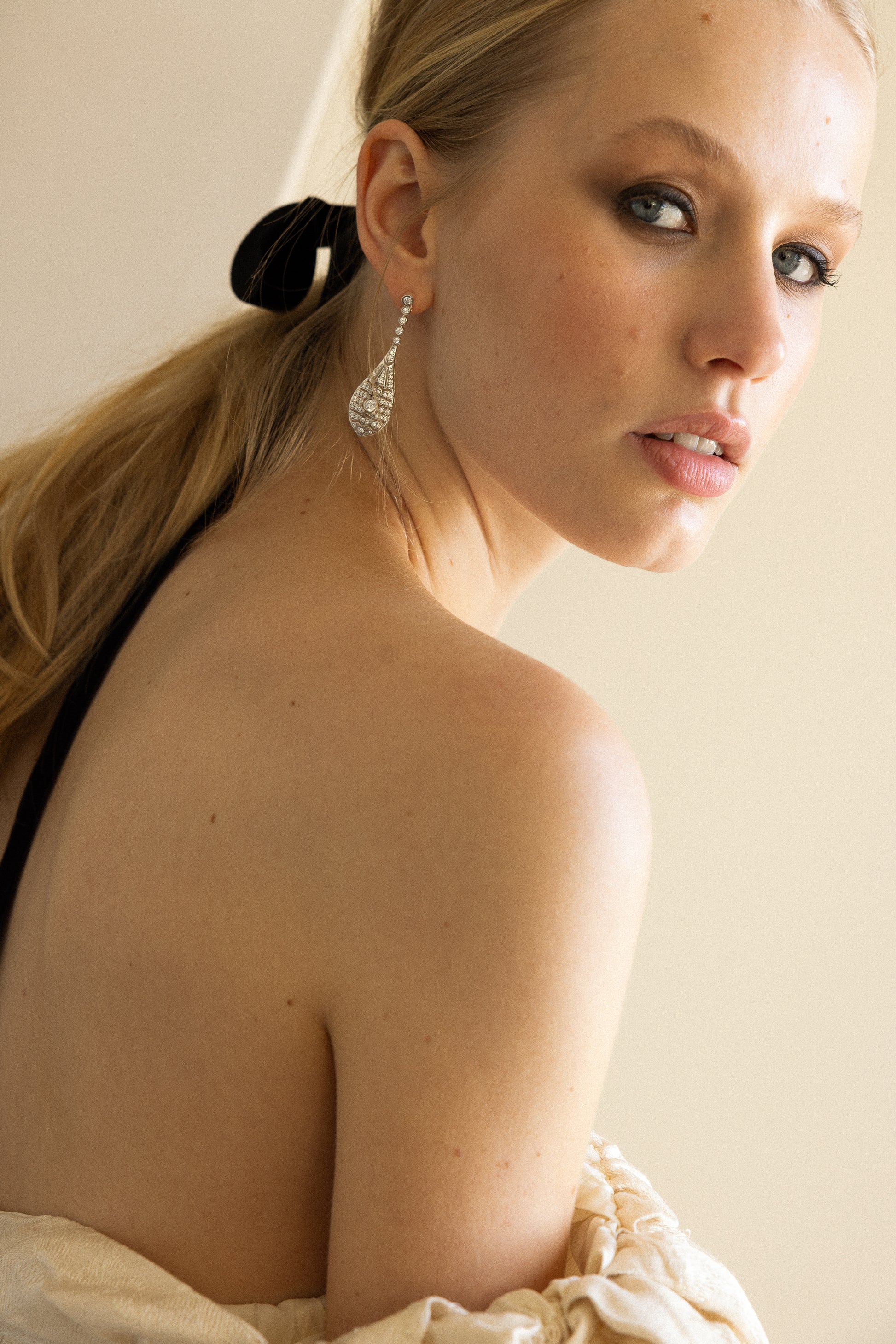 Pendientes de novia Seine Plata largos en color plata con silueta lágrima y circonitas, joyas de novia estilo vintage SPREZZATURA