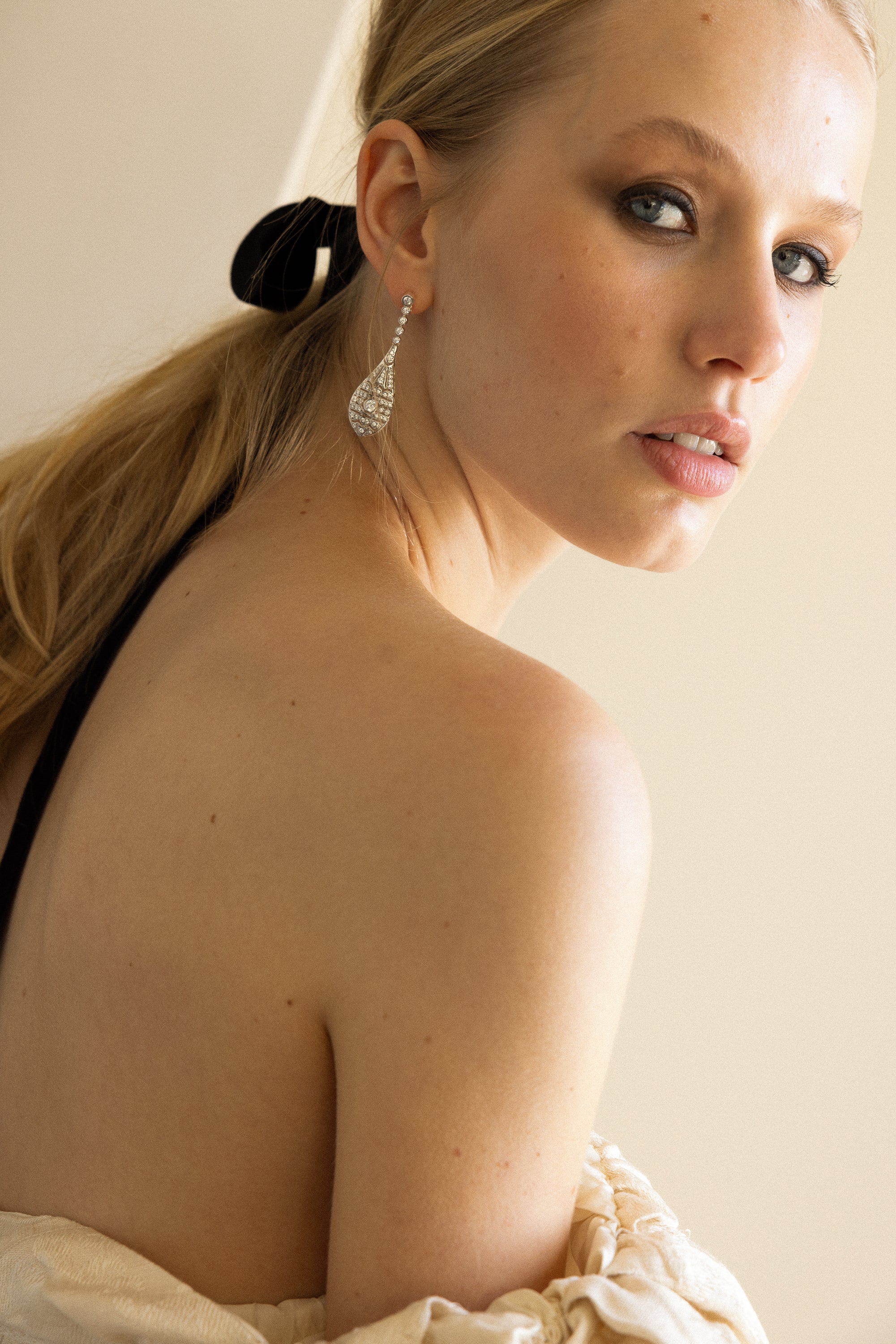 Pendientes de novia Seine Plata largos en color plata con silueta lágrima y circonitas, joyas de novia estilo vintage SPREZZATURA